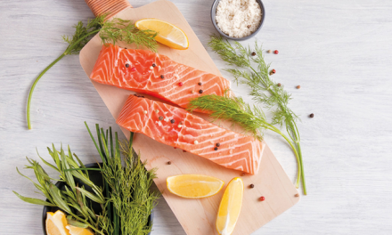 Stai mangiando pesce a sufficienza? Prova il salmone con salsa verde