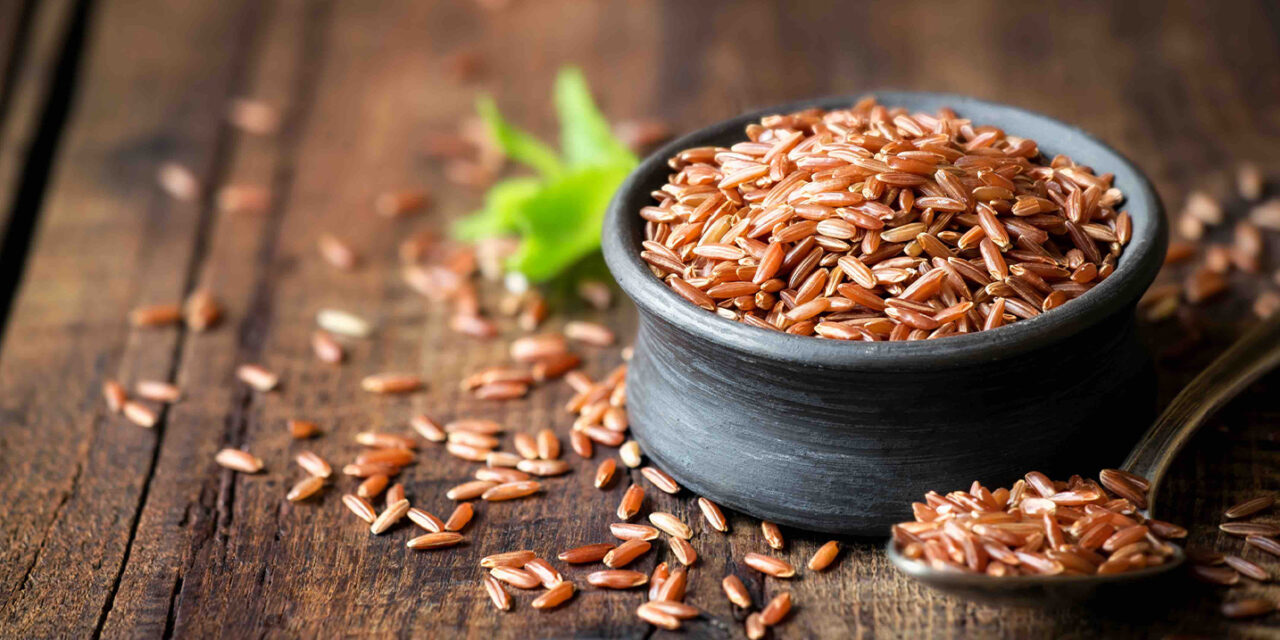 Giù il colesterolo: quali sono i benefici del riso rosso?