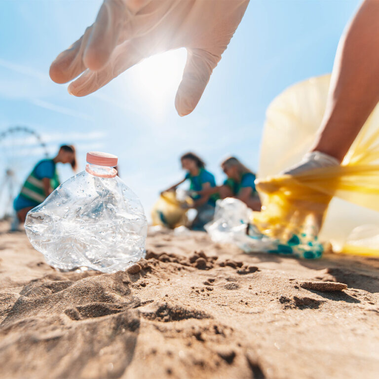 raccolta plastica in spiaggia