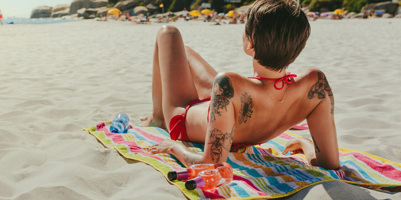 Tatuaggi, cicatrici e sole: ecco come esporsi in sicurezza