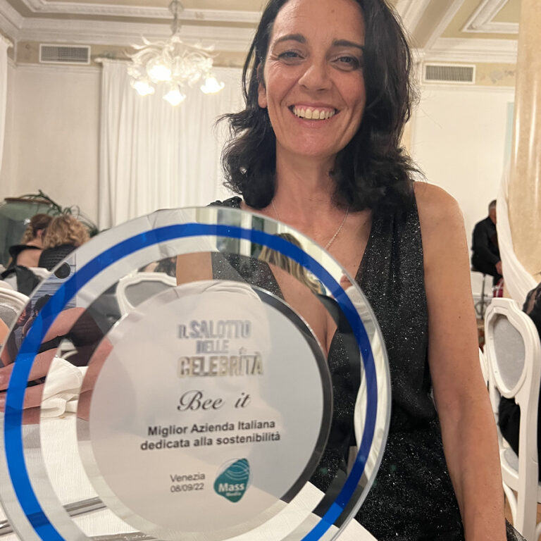 La Fondatrice del brand, Paola Di Feo, con il premio per Bee It come Miglior Azienda italiana dedicata alla sostenibilità
