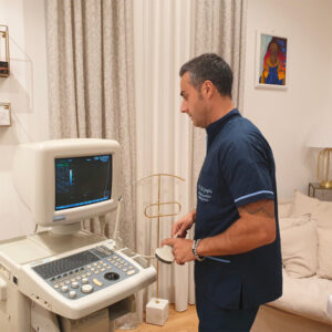 Dottor Leonardo Degregorio con macchinario per visita