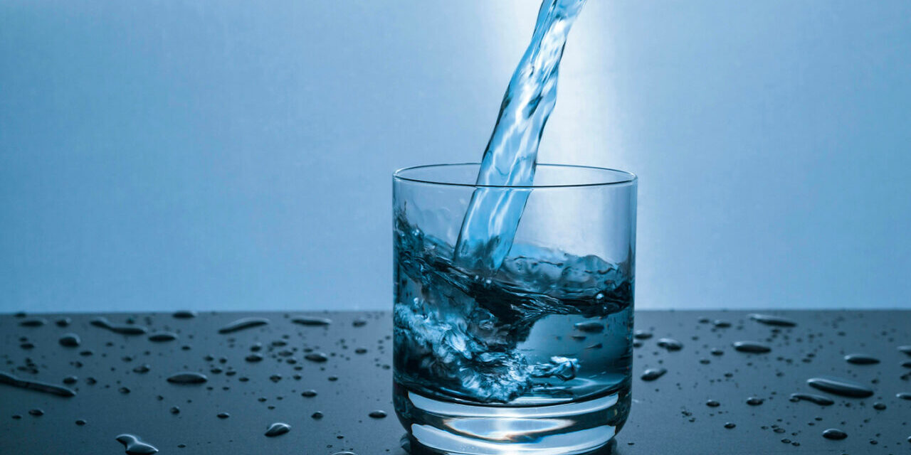 Idratazione: quanto e come bere durante le giornate calde